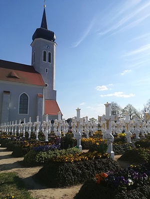 Kirche und sorbischer Friedhof Ralbitz